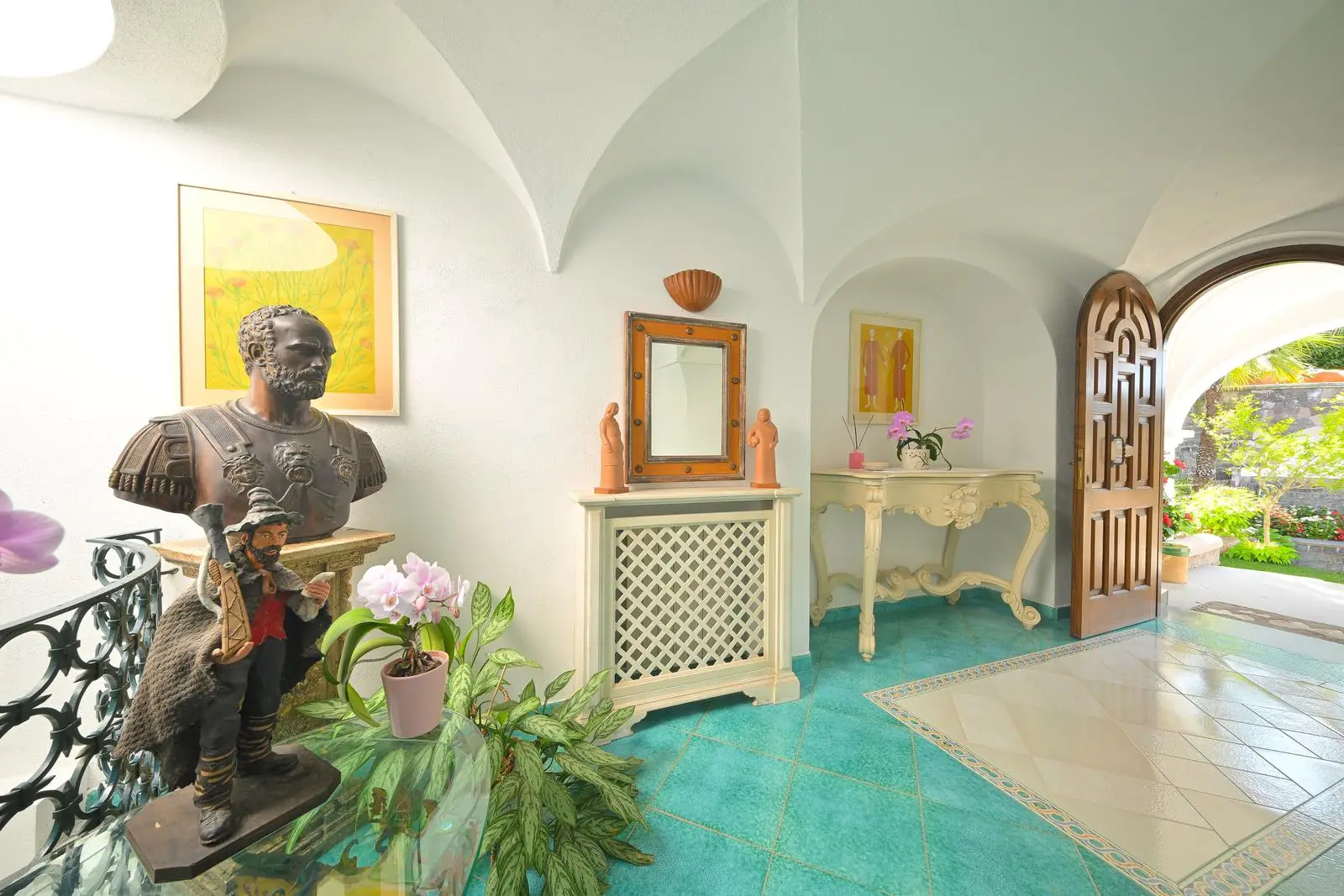 The Roman bust and the console in the corridor open onto the garden